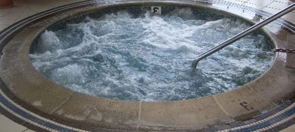 Чудо-ванны стали восприниматься как символ роскоши, у богатого человека в доме обязательно имелась расслабляющее джакузи