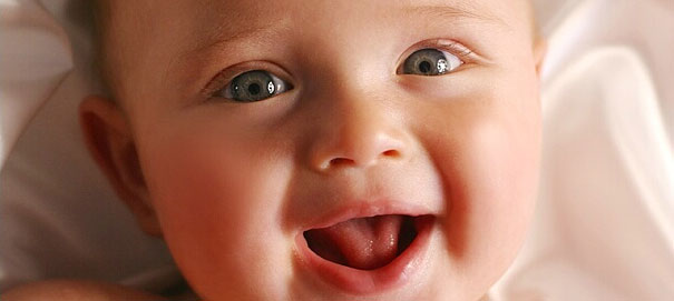 Первая младенческая улыбка — это улыбка радости